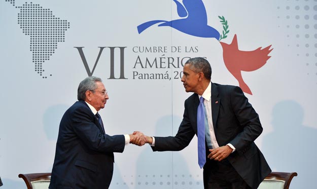 us president barack obama r shakes hadns with cuba 039 s president raul castro l on the sidelines of the summit of the americas at the atlapa convention center on april 11 2015 in panama city photo afp