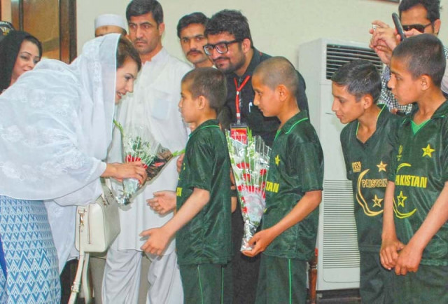 reham khan meets street children in peshawar photo ppi reham khan meets street children in peshawar photo ppi