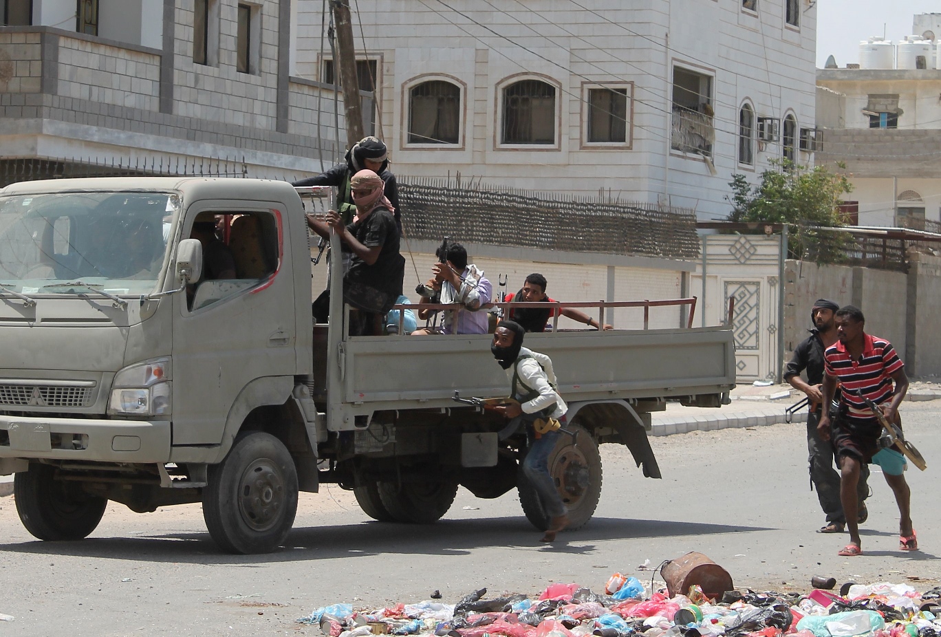 armed yemeni members of the southern separatist movement run during reported clashes with huthi rebels in the port city of aden 039 s dar saad suburb on april 14 2015 photo afp