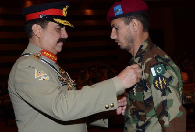 chief of army staff conferring a gallantry award to a soldier photo ispr chief of army staff conferring a gallantry award to a soldier photo ispr