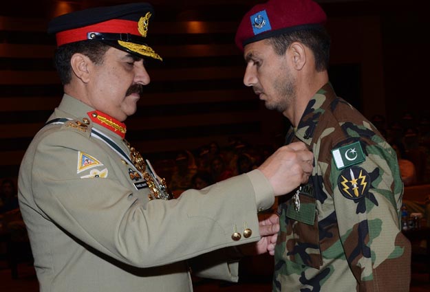 chief of army staff conferring a gallantry award to a soldier photo ispr