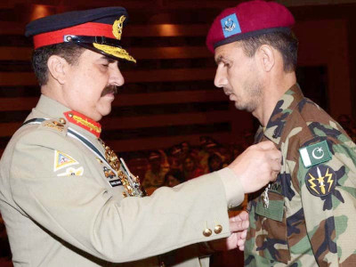 army chief awards gallantry medals