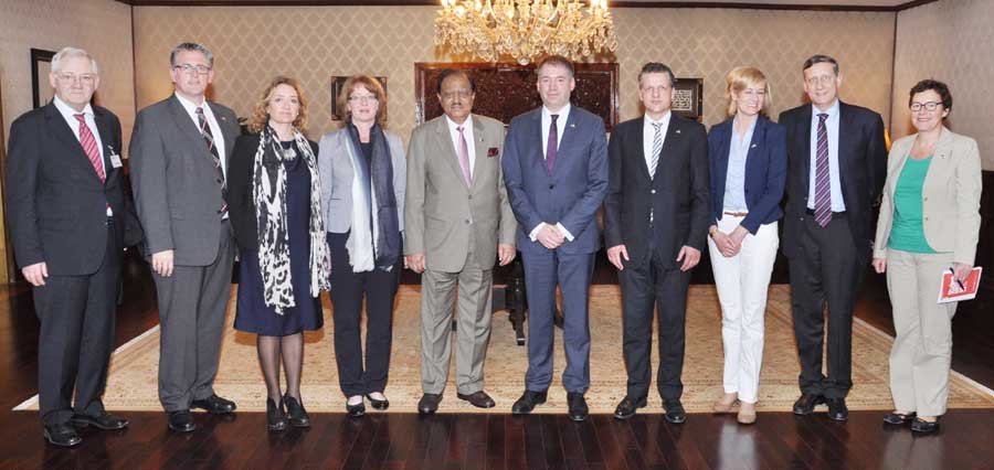 president mamnoon hussain stands with the delegation of german south asian parliamentary group at aiwan e sadr islamabad on wednesday april 15 2015 photo pid