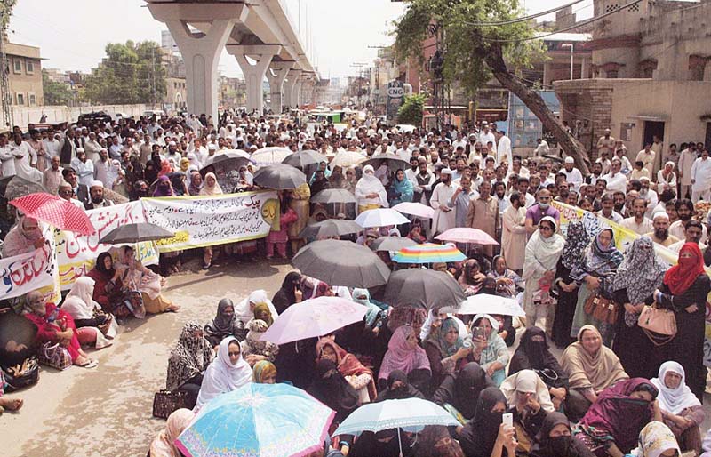 government school teachers hold a rally protesting against the new policy of the punjab examination commission on murree road outside the edo education office photo nni