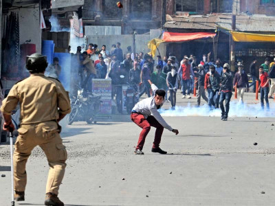 hundreds take to srinagar streets hundreds take to srinagar streets