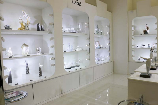 lalique offers rich crystal objects while lladro produces handmade porcelain figurines photo publicity lalique offers rich crystal objects while lladro produces handmade porcelain figurines photo publicity