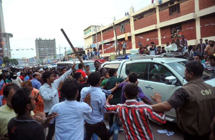 people attack the convoy of bangladesh 039 s main opposition leader khaleda zia on april 20 2015 in dhaka as part of her electoral campaign as candidate running in mayoral polls due to take place in the capital later this month photo afp