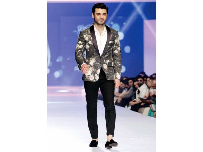 pfdc sunsilk fashion week 2015 final a splash of constructive cuts pfdc sunsilk fashion week 2015 final a splash of constructive cuts