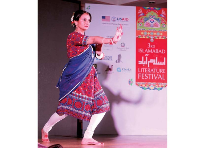 feriyal amal aslam performs on kishwar naheed s poem yaey hum gunahgaar auratien photo muhammad javaid express
