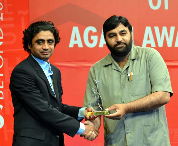 reporter of tribune receives the agahi award photo express