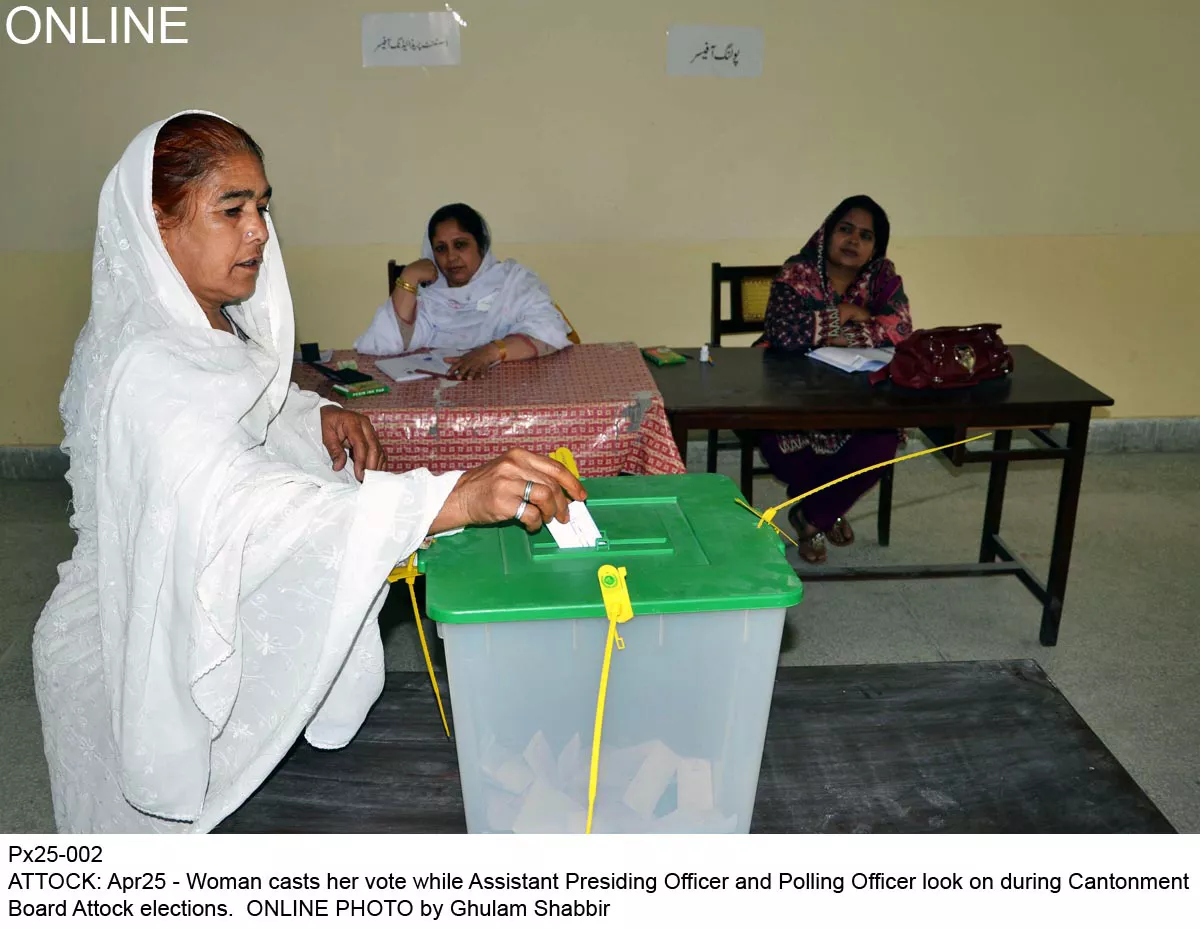 woman casts her vote while assistant presiding officer and polling officer look photo online woman casts her vote while assistant presiding officer and polling officer look photo online