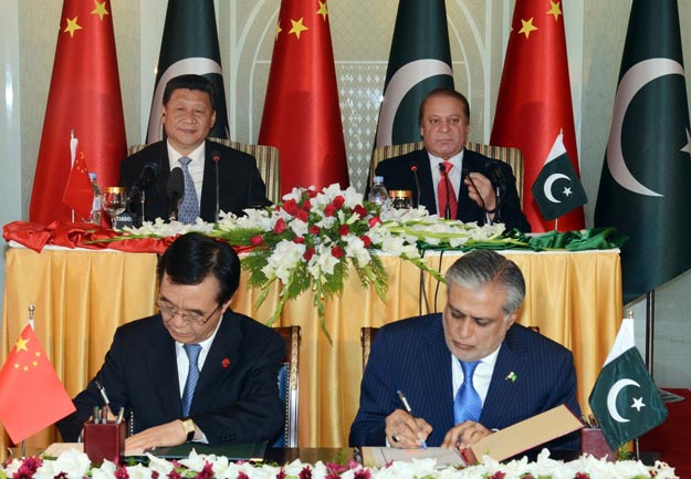 in this handout photograph released on april 20 2015 by pakistan 039 s press information department pid chinese president xi jinping top l and pakistan 039 s prime minister nawaz sharif top r look on as pakistani finance minister ishaq dar r and a chinese official l signing an mou at prime minister 039 s house in islamabad photo afp