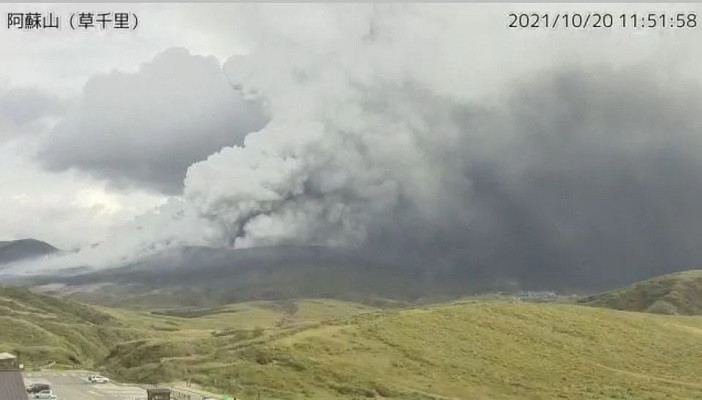 Photo of Japanese volcano spews plumes of ash, people warned away