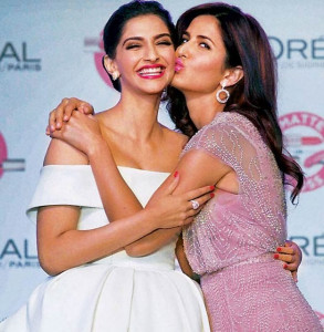 bollywood beauties katrina kaif sonam kapoor kiss and make up bollywood beauties katrina kaif sonam kapoor kiss and make up