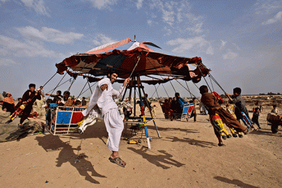 pakistan s makeshift amusement parks offer hope in troubled times