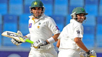 1st test misbah younis bolster struggling pakistan