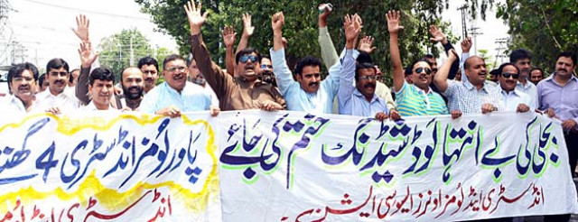 power loom workers protest against fesco power outages photo express power loom workers protest against fesco power outages photo express