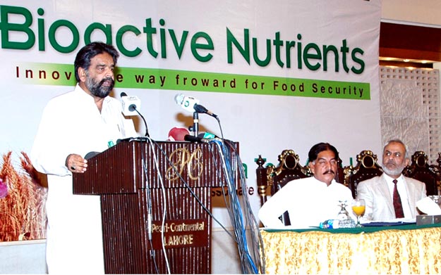 federal minister for national food security and research sikandar hayat khan bosan at the launching ceremony of urea z a bioactive nutrient fortified fertiliser introduced for the first time in pakistan photo pid