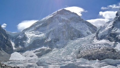 up to 250 missing after avalanche hits nepal trekking route