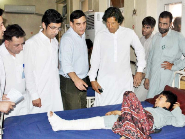 imran khan visits patients at the lady reading hospital photo inp imran khan visits patients at the lady reading hospital photo inp
