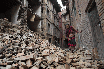 aid reaches quake hit nepal villagers as death toll passes 5 000
