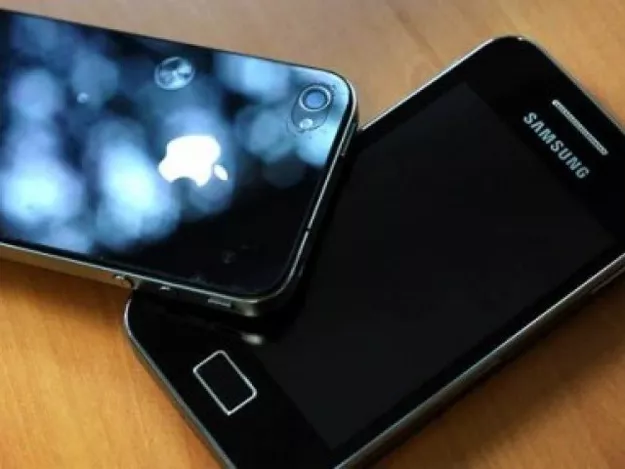 apple and samsung constantly battling for the top market share photo afp apple and samsung constantly battling for the top market share photo afp