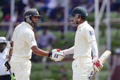 bangladesh in trouble pakistan claim commanding lead after hafeez s double ton