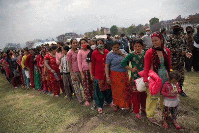 nepal rescue joy brings new hope to quake survivor hunt toll jumps to 6 204
