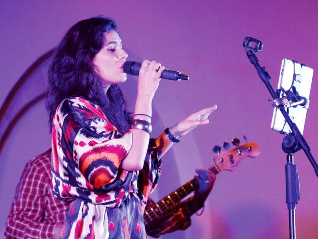 zoe sported a silk kimono top as she moved sideways getting the audience to groove photo huma chaudhary express