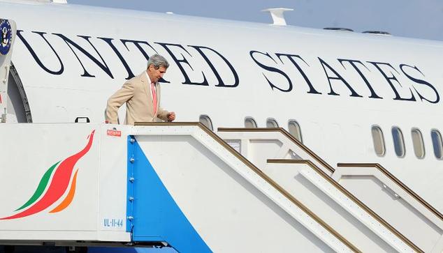 us secretary of state john kerry disembarks upon arrival at the bandaranaike international airport in katunayake near colombo on may 2 2015 photo afp