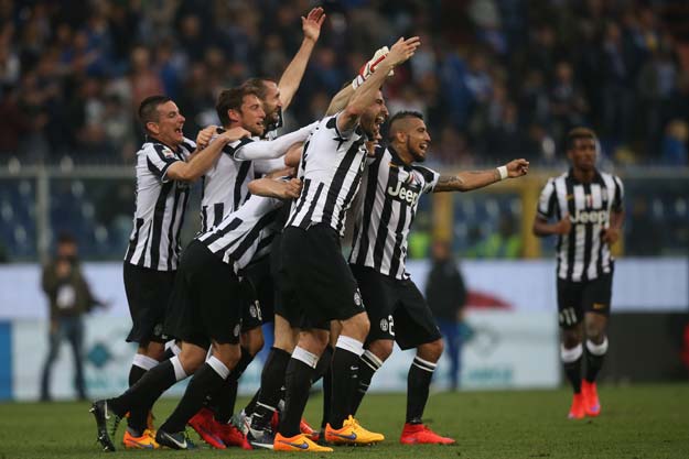 juventus 039 players celebrate after winning the 039 scudetto 039 at the end of the italian serie a football match sampdoria vs juventus on may 2 2015 at quot luigi ferraris stadium quot in genoa photo afp