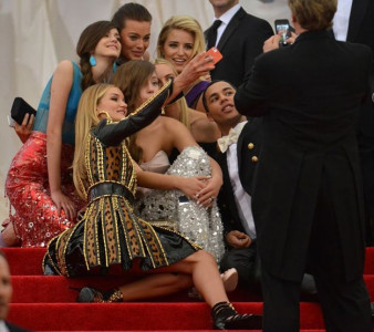 celebrities banned from taking selfies at the met gala celebrities banned from taking selfies at the met gala