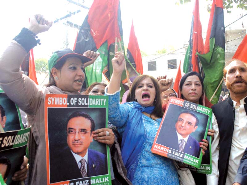 ppp supporters sloganeering outside the court photo nni