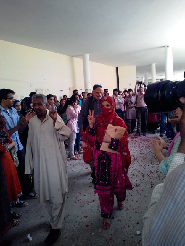 mama qadeer welcomed at karachi university photo express