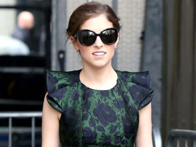 this or that anna kendrick rocks waist cinchers two ways this or that anna kendrick rocks waist cinchers two ways