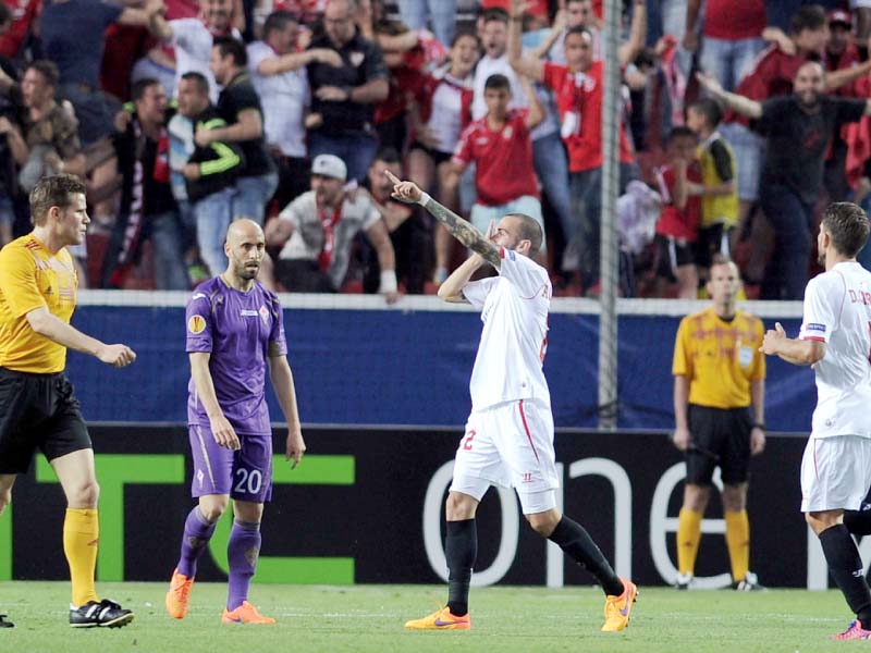 vidal celebrates after scoring against fiorentina at the ramon sanchez pizjuan stadium photo afp