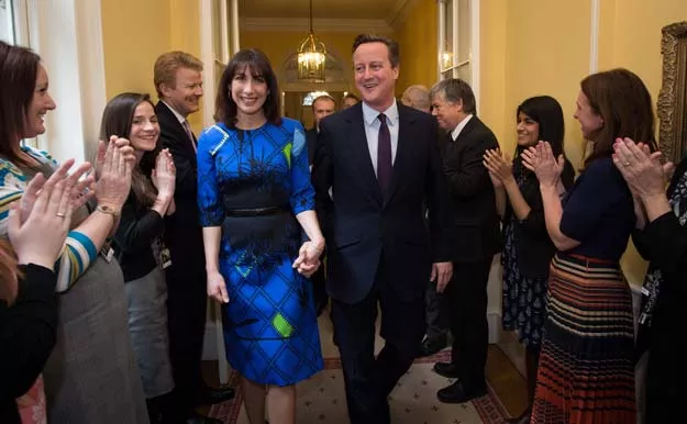 britain 039 s prime minister and leader of the conservative party david cameron and his wife samantha are applauded by staff upon entering 10 downing street in london on may 8 2015 after visiting queen elizabeth ii a day after the british general election photo afp britain 039 s prime minister and leader of the conservative party david cameron and his wife samantha are applauded by staff upon entering 10 downing street in london on may 8 2015 after visiting queen elizabeth ii a day after the british general election photo afp