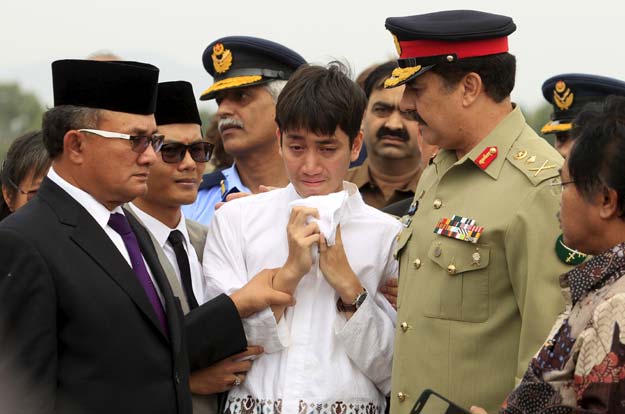 army chief general raheel sharif comforts a relative of a diplomat who was injured in gilgit helicopter crash photo reuters