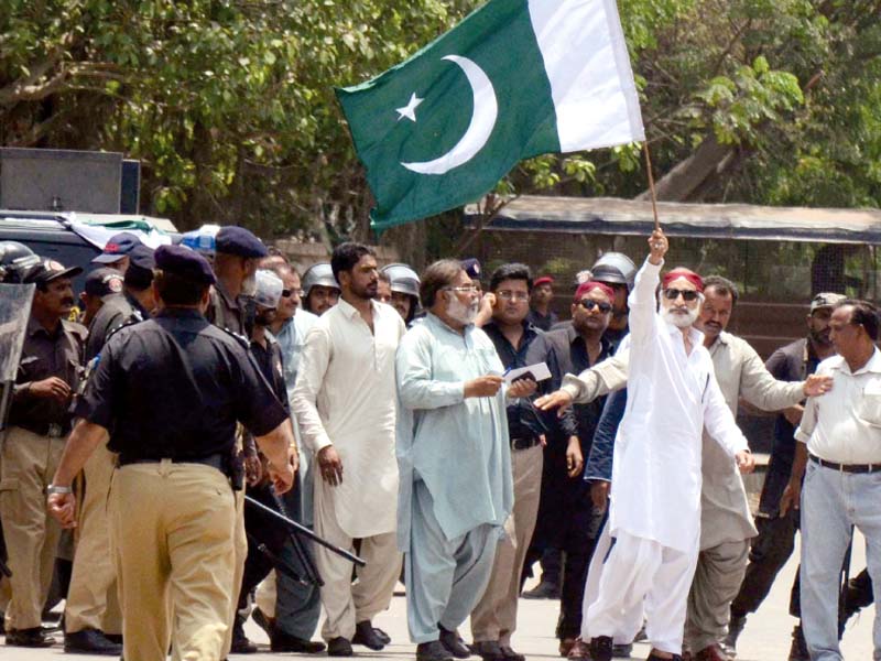 zulfiqar mirza waves national flag on his arrival at an anti terrorism court photo inp