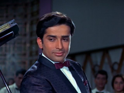shashi kapoor receives india s highest film honour