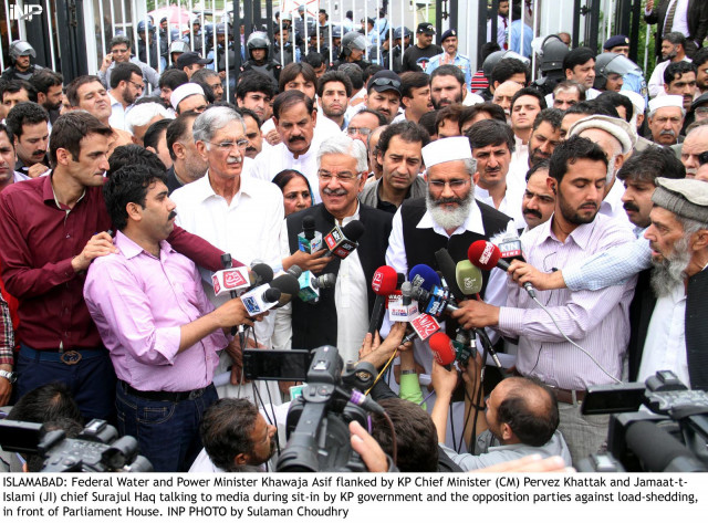 khawaja asif flanked by kp cm pervez khattak and ji chief sirajul haq while talking to the media today photo inp khawaja asif flanked by kp cm pervez khattak and ji chief sirajul haq while talking to the media today photo inp