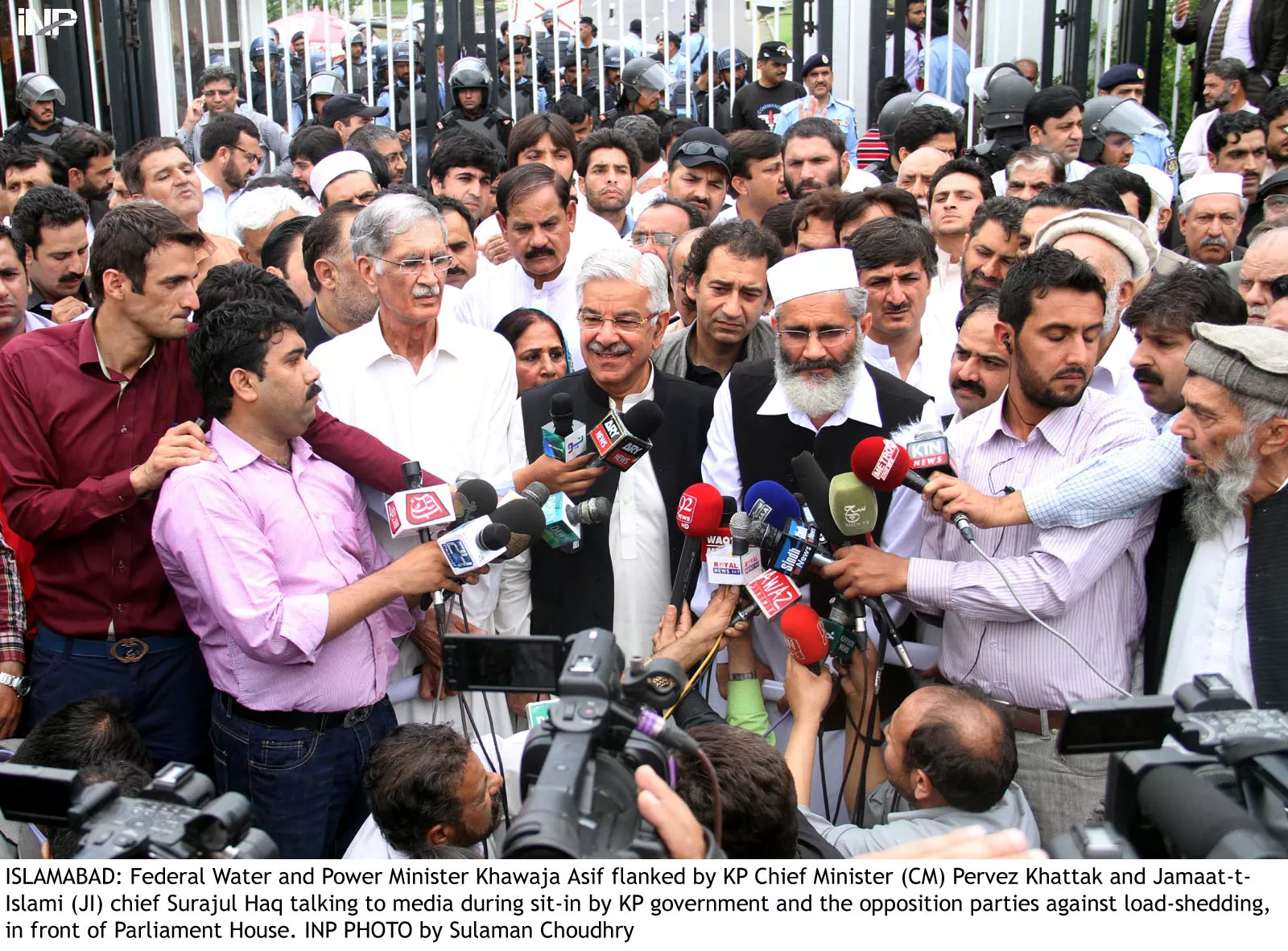 khawaja asif flanked by kp cm pervez khattak and ji chief sirajul haq while talking to the media today photo inp khawaja asif flanked by kp cm pervez khattak and ji chief sirajul haq while talking to the media today photo inp