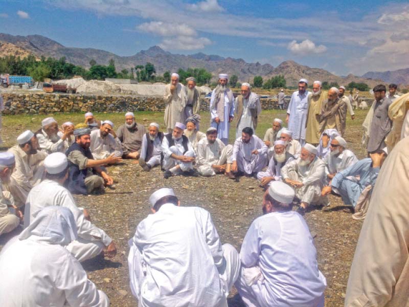 tribesmen discuss issues in sangar near ghallanai photo mureeb mohmand express