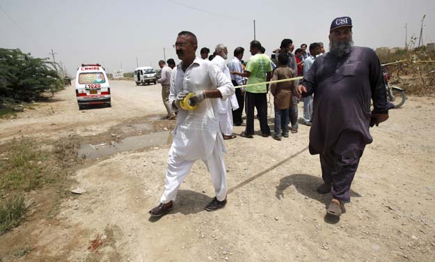 security officials cordon off the area at the scene of an attack on a bus in karachi pakistan may 13 2015 photo reuters