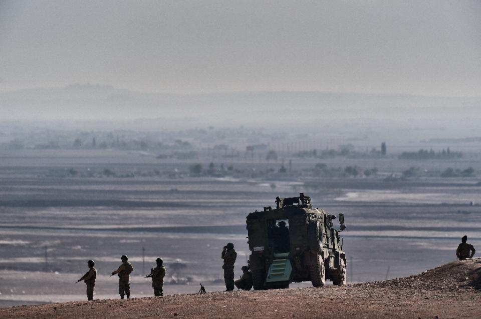 turkish soldiers stand guard in the turkish border village of mursitpinar sanliurfa province on november 10 2014 photo afp