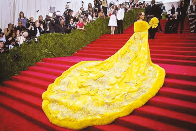 woman behind the heaviest gown at met gala