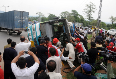 returning from murree over dozen injured as bus overturns