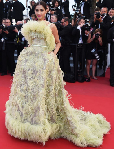 sonam said in an interview that she will be quirky with her choice of clothes on the red carpet photo fashionawards sonam said in an interview that she will be quirky with her choice of clothes on the red carpet photo fashionawards