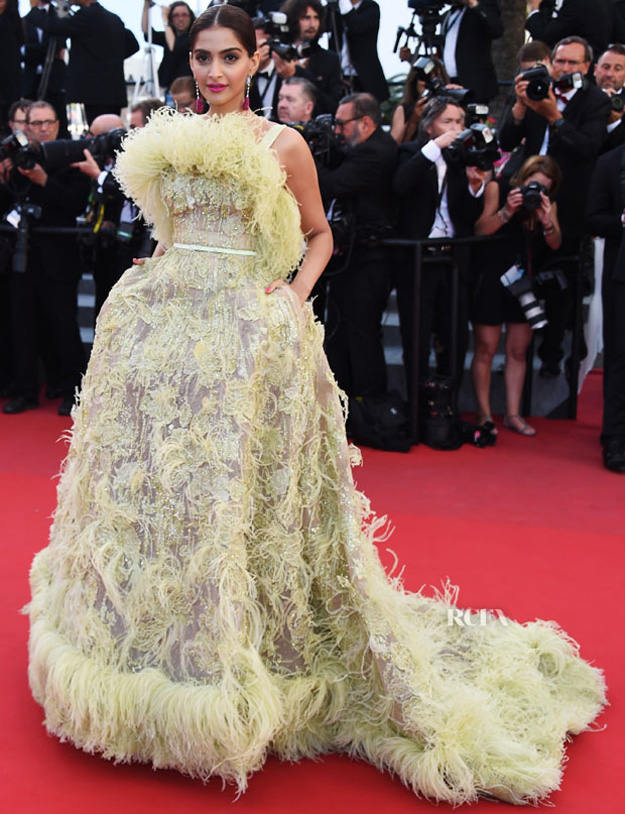 Cannes 2019: Sonam Kapoor Looks Resplendent In Bright Yellow Gown |  HerZindagi