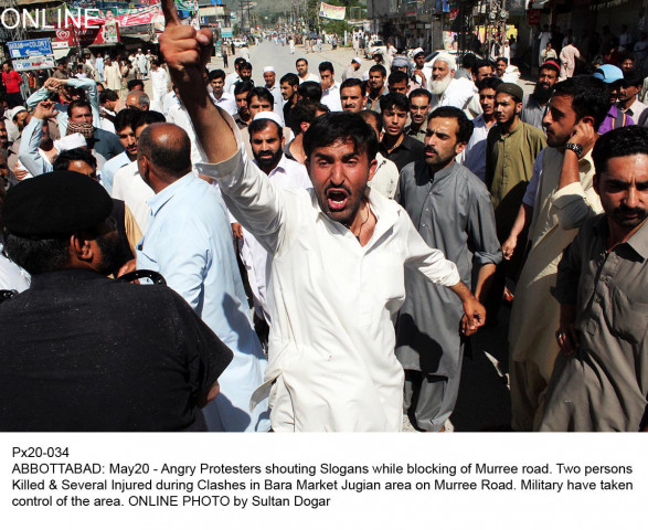 protesters shout slogans as they block murree road following clashes in bara market photo online protesters shout slogans as they block murree road following clashes in bara market photo online